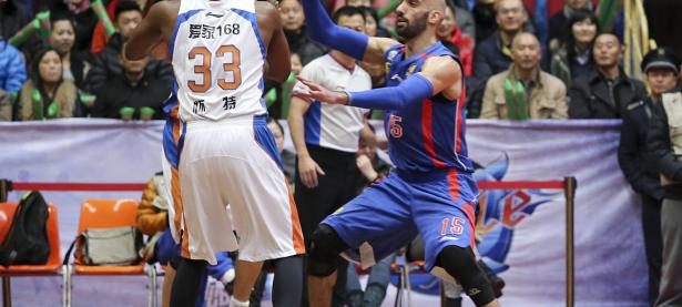 九游官网入口-雄鹿客场艰难取胜，以微弱优势赢得比赛的简单介绍