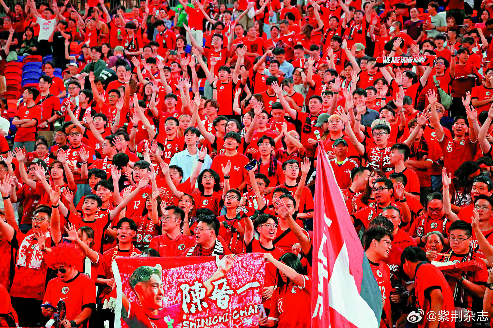 热门足球赛事引发球迷激情高涨的简单介绍