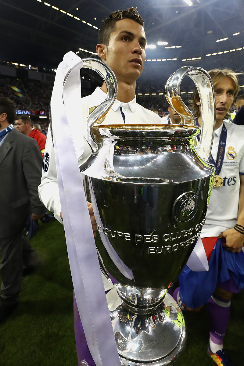 包含球员实力突出，带领球队获得宝贵的胜利的词条